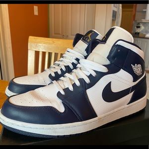NIKE AIR JORDAN 1s - Navy Blue/White Mids